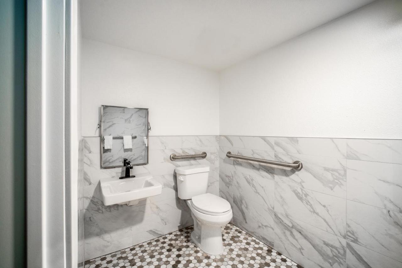 Aspire Inn Studios & Spas Bellflower Exterior foto