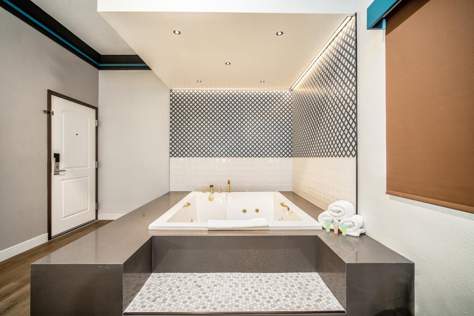 Aspire Inn Studios & Spas Bellflower Exterior foto
